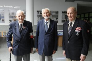 Od lewej: mjr Zbysław Raczkiewicz (ŚZŻAK Okręg Łódź), prof. Leszek Żukowski (prezes ZG ŚZŻAK), ppłk Tadeusz Barański (ŚZŻAK)