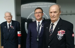 Od lewej: mjr Zbysław Raczkiewicz (ŚZŻAK Okręg Łódź), dr Dariusz Rogut (dyrektor Oddziału IPN w Łodzi), ppłk Tadeusz Barański (ŚZŻAK)