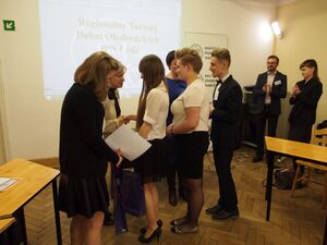 Nagrody odbierają zwycięzcy łódzkich regionalnych debat oksfordzkich - uczniowie I LO w Wieluniu 