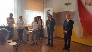 Przybyłą młodzież wita Mariusz Dekański, dyrektor Gimnazjum w Tomawie wraz z opiekunami poszczególnych zespołów