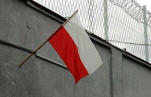Druty więzienne i flaga polska