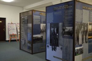 Zdjęcia z piotrkowskiej prezentacji wystawy „»First to Fight«. Polacy na frontach II wojny światowej”