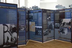 Zdjęcia z piotrkowskiej prezentacji wystawy „»First to Fight«. Polacy na frontach II wojny światowej”