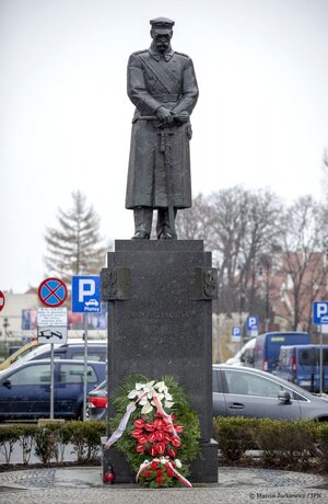 Kwiaty pod pomnikiem na placu Piłsudskiego w Warszawie