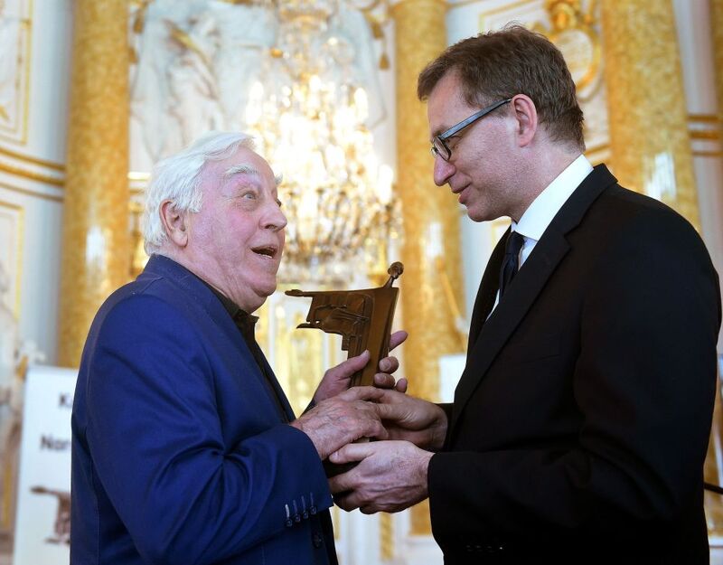 Prezes IPN Jarosław Szarek wręcza nagrodę badaczowi i popularyzatorowi dziejów Lwowa i założycielowi Instytutu Lwowskiego – Januszowi Wasylkowskiemu (Fot. Radek Pietruszka/PAP)