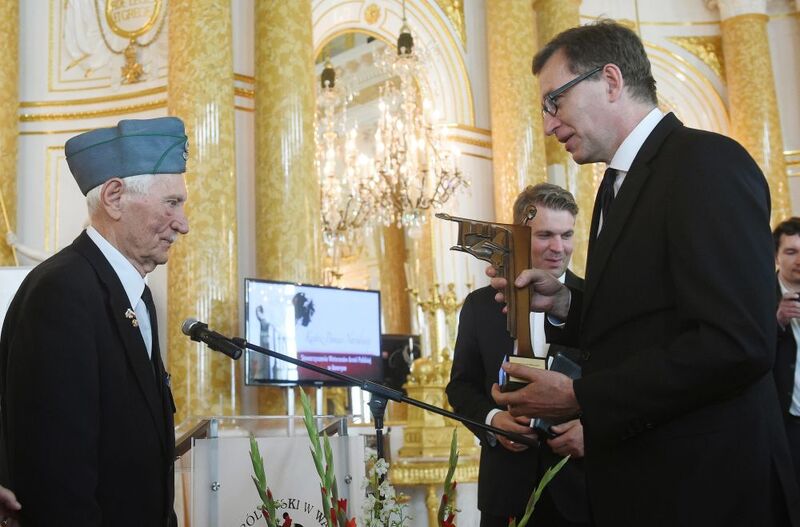 Prezes IPN Jarosław Szarek wręcza nagrodę przedstawicielowi Stowarzyszenia Weteranów Armii Polskiej – Wincentemu Knapczykowi (Fot. Radek Pietruszka/PAP)