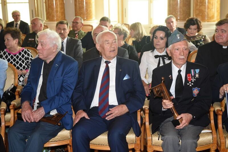 Wyróżnieni przez IPN laureaci (Fot. Radek Pietruszka/PAP)