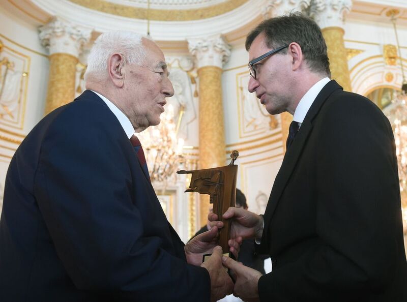 Prezes IPN Jarosław Szarek wręcza nagrodę prezesowi Stowarzyszenia Upamiętnienia Ofiar Zbrodni Ukraińskich Nacjonalistów Szczepanowi Siekierce Fot. Radek Pietruszka/PAP)