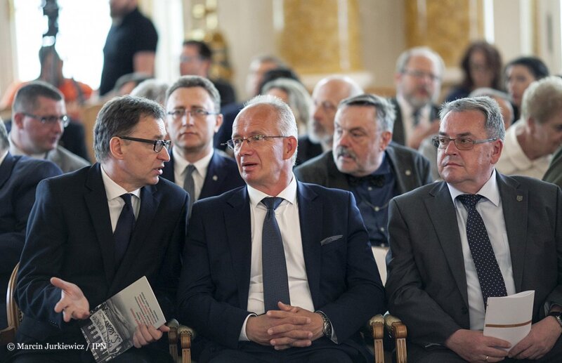 Prezes IPN dr Jarosław Szarek i jego zastępcy: dr. hab. Krzysztof Szwagrzyk oraz Jan Baster (Fot. Marcin Jurkiewicz/IPN)