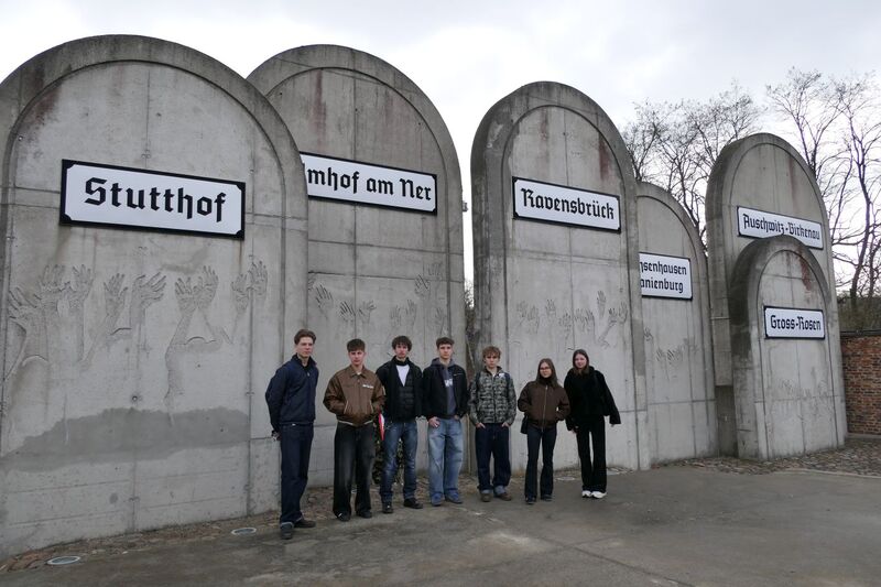 Grupa z łódzkich szkół średnich na Stacji Radegast