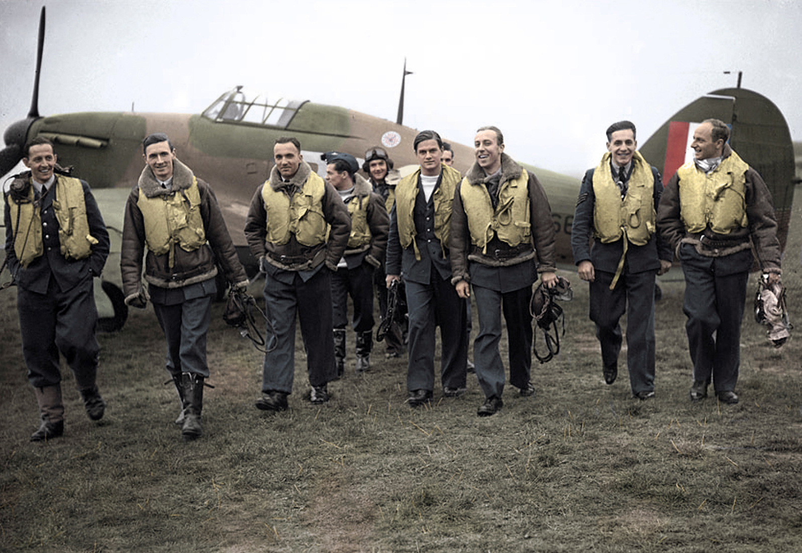 Piloci z 303. Dywizjonu Myśliwskiego im. Tadeusza Kościuszki przed samolotem Hawker Hurricane – Northolt, 24 X 1940 r. (IWM)