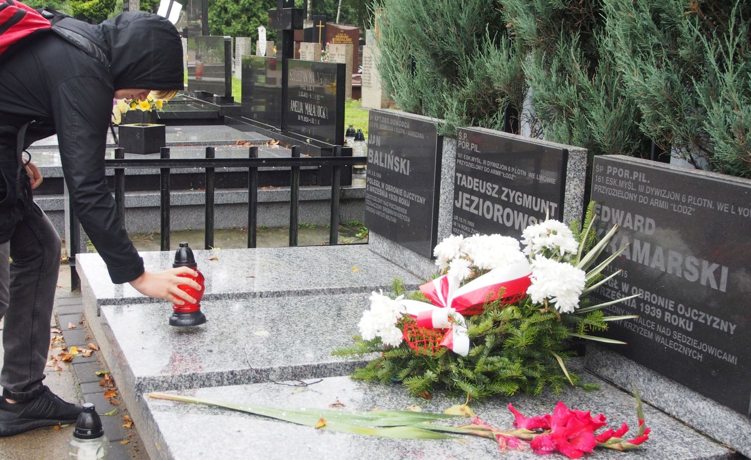 Mogiła lotników lwowskich poległych we września 1939 r. znajduje się na cmentarzu wojskowym pw. św. Jerzego w Łodzi