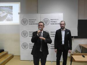 Z mikrofonem dr Dariusz Rogut, dyrektor Oddziału IPN w Łodzi, obok dr Piotr Kilańczyk, OBBH IPN w Łodzi