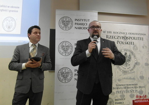 Od lewej: Artur Ossowski, p.o. naczelnika OBEN IPN w Łodzi, dr Maciej Hubka, Archiwum Państwowe w Piotrkowie Trybunalskim