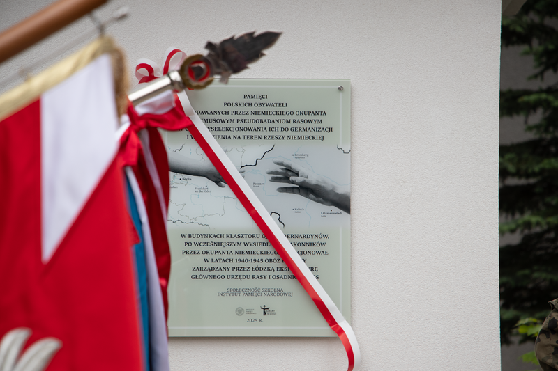 Uroczystość odsłonięcia tablicy upamiętniającej obywateli polskich poddawanych przez niemieckich okupantów przymusowym pseudobadaniom rasowym w latach 1940-194516_06_2025-1, Fot. Jacek Trajdos