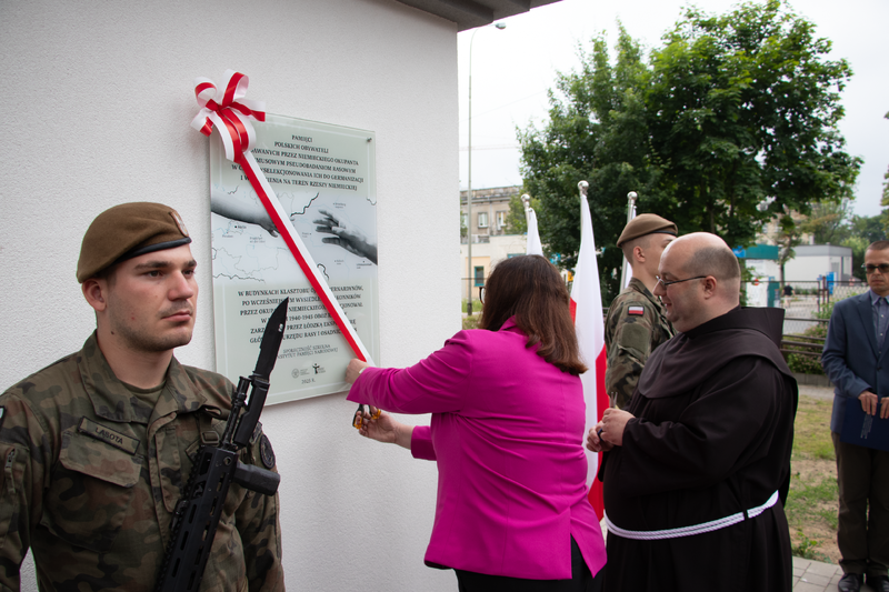 Uroczystość odsłonięcia tablicy upamiętniającej obywateli polskich poddawanych przez niemieckich okupantów przymusowym pseudobadaniom rasowym w latach 1940-1945. Sporna, Łódź 16_06_2025-7, Fot. Jacek Trajdos