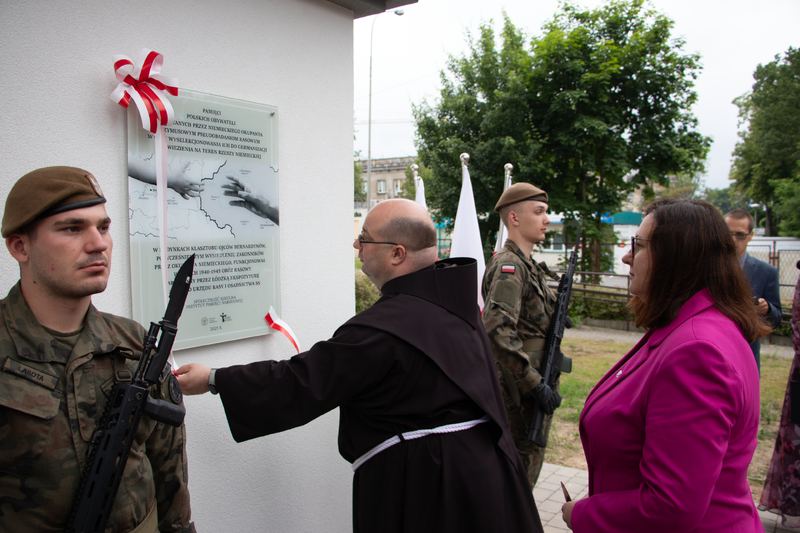 Uroczystość odsłonięcia tablicy upamiętniającej obywateli polskich poddawanych przez niemieckich okupantów przymusowym pseudobadaniom rasowym w latach 1940-1945, Łódź 16_06_2025-8, Fot. Jacek Trajdos