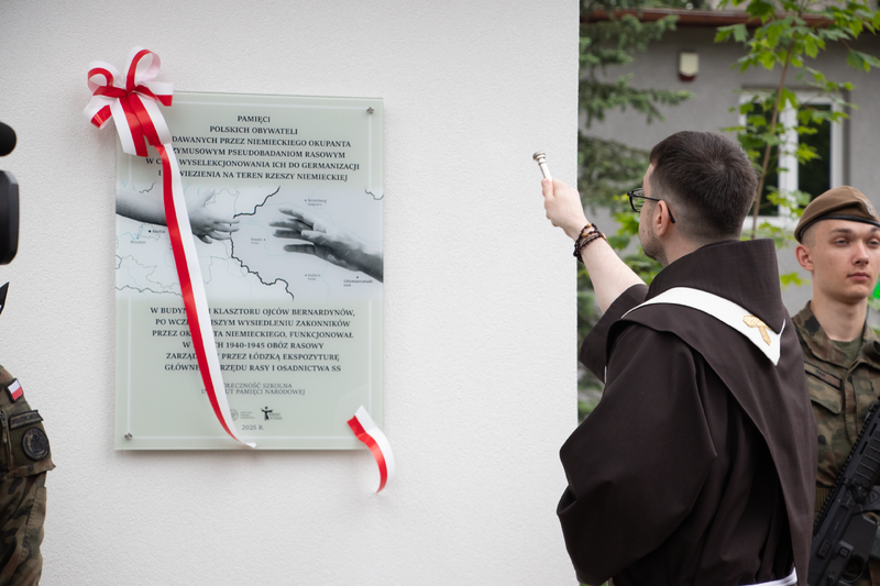 Uroczystość odsłonięcia tablicy upamiętniającej obywateli polskich poddawanych przez niemieckich okupantów przymusowym pseudobadaniom rasowym w latach 1940-1945, Łódź 16_06_2025-11, Fot. Jacek Trajdos