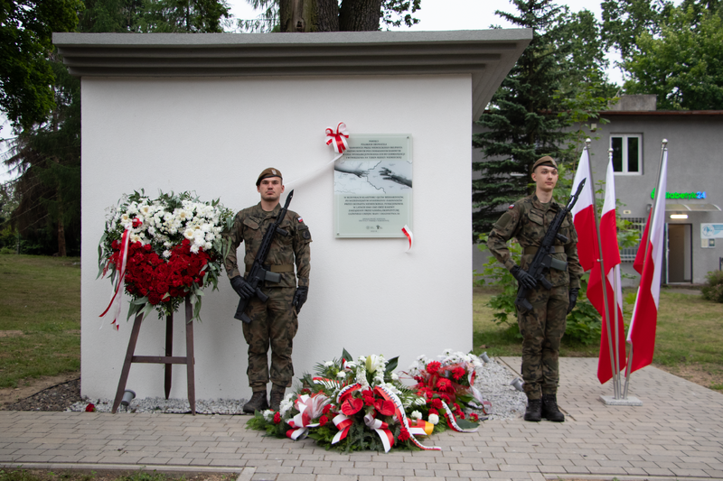 Uroczystość odsłonięcia tablicy upamiętniającej obywateli polskich poddawanych przez niemieckich okupantów przymusowym pseudobadaniom rasowym w latach 1940-1945, Łódź 16_06_2025-17, Fot. Jacek Trajdos