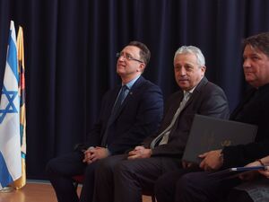 Od lewej: dr Dariusz Rogut (dyrektor Oddziału IPN w Łodzi), Mirosław Kukliński, Starosta Tomaszowski