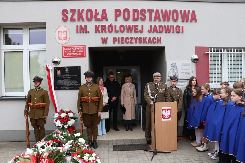 Odsłonięcie tablicy pamiątkowej poświęconej ppor. rez. Anzelmowi Sztajnertowi - Pieczyska, 13 kwietnia 2026 r., fot. Jacek Trajdos (IPN)