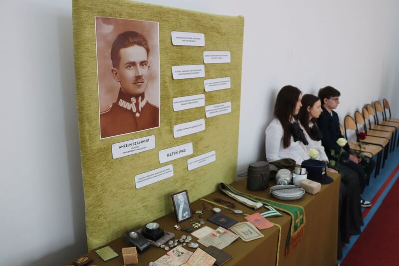 Odsłonięcie tablicy pamiątkowej poświęconej ppor. rez. Anzelmowi Sztajnertowi - Pieczyska, 13 kwietnia 2026 r., fot. Jacek Trajdos (IPN)