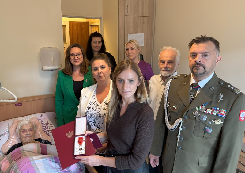 Fotografia przedstawia moment odznaczenia Pani Teresy Wilskiej przez dyrektora Oddziału IPN w Łodzi płk. rez. Karola Piskorskiego.