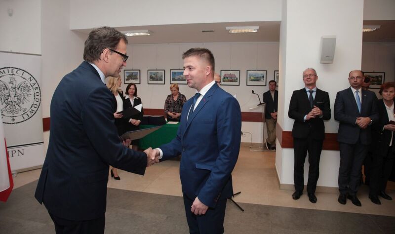 10.11.2016 r. Sławomir Anioł odbiera Nagrodę Prezesa IPN z rąk dr. Jarosława Szarka. Fot. Piotr Życieński