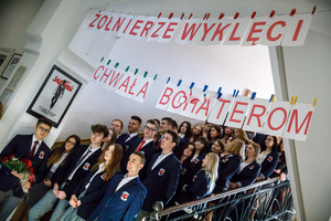Odsłonięcie tablicy pamiątkowej ku czci członków młodzieżowej organizacji niepodległościowej „Orlęta” – Tomaszów Mazowiecki, 27 lutego 2019. Fot. Sławek Kasper (IPN)