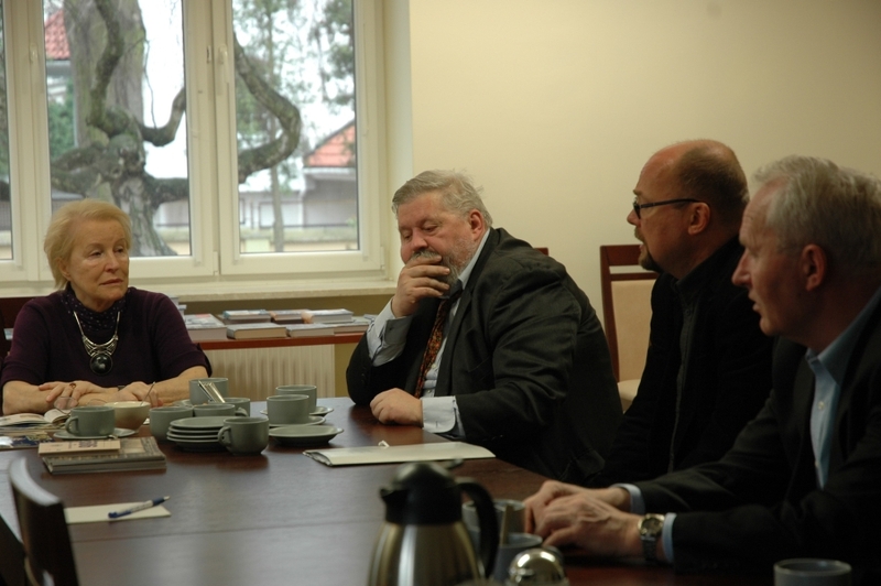 Od lewej: dr Magda Kapuścińska, Andrzej Terlecki, Paweł Perzyna (naczelnik OBUiAD), dr hab. Janusz Wróbel (OBEP).