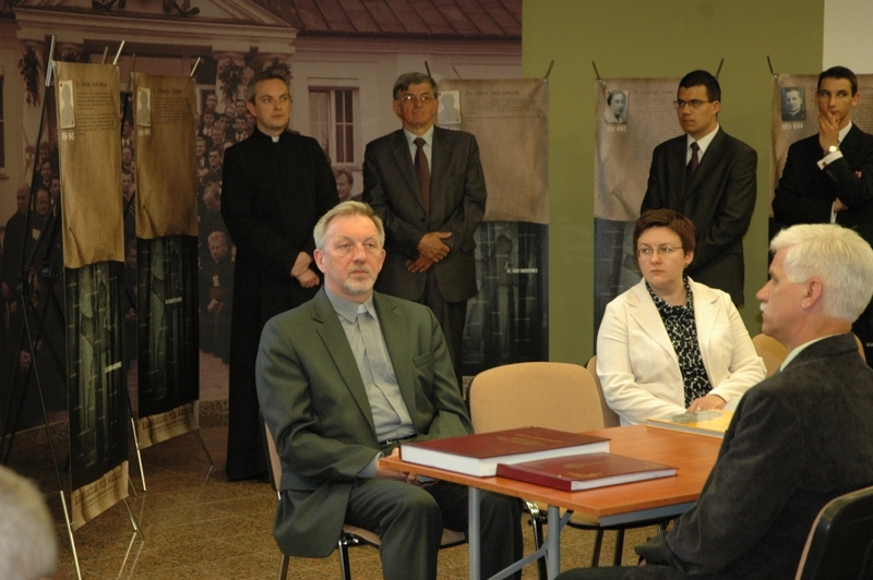 Siedzą od lewej: ks. prof. dr hab. Józef Marecki, pracownik Oddziałowego Biura Edukacji Publicznej IPN w Krakowie, wykładowca Uniwersytetu Papieskiego Jana Pawła II w Krakowie, obok dr Joanna Żelazko, naczelnik OBEP w Łodzi