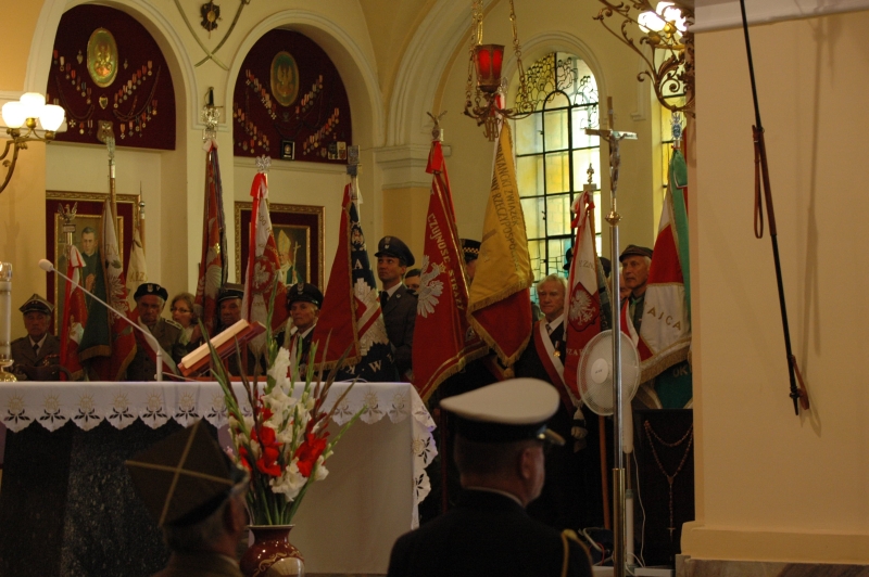 Uroczystości uświetniła obecność osiemnastu pocztów sztandarowych