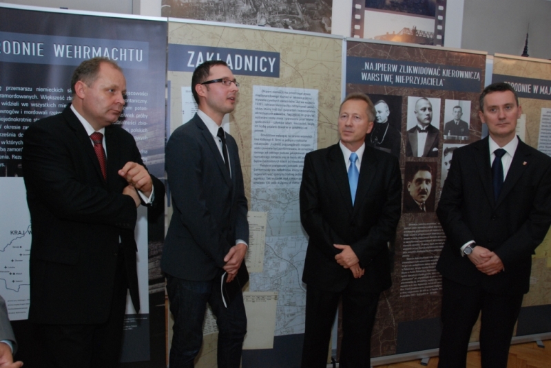 Wystawę IPN o zbrodniach niemieckich na ziemi łódzkiej w czasie II wojny światowej prezentuje Adam Sitarek (OBEP IPN w Łodzi)