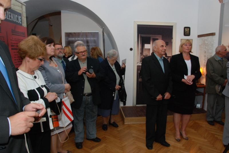 Uczestnicy otwarcia wystawy o zbrodniach niemieckich na ziemi łódzkiej w czasie II wojny światowej