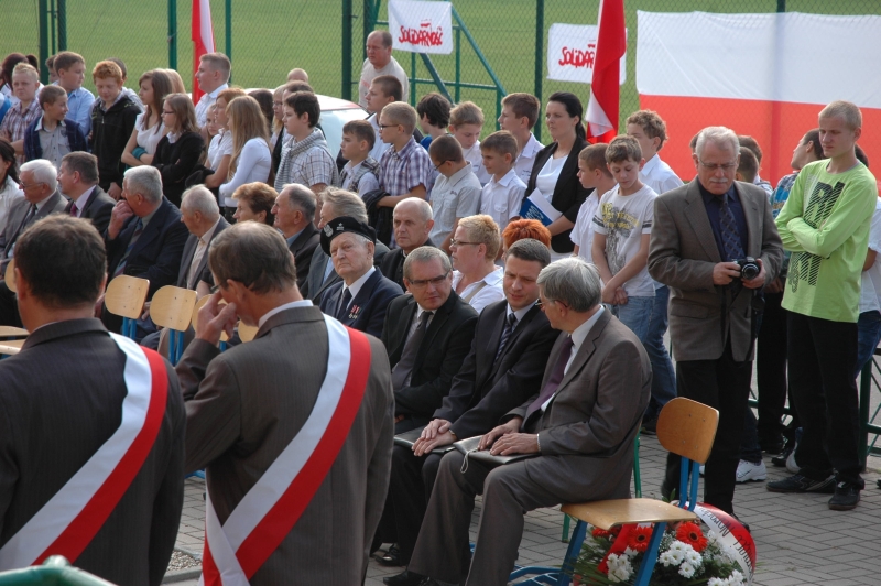Uczestnicy uroczystości przed Zespołem Szkół w Czajkowie – w pierwszym rzędzie od lewej: kpt. Zbysław Raczkiewicz (prezes ZO Łódź ŚZŻAK), Marek Drużka (dyrektor Oddziału IPN w Łodzi), Artur Ossowski (IPN Łódź), Antoni Galiński (IPN Łódź)