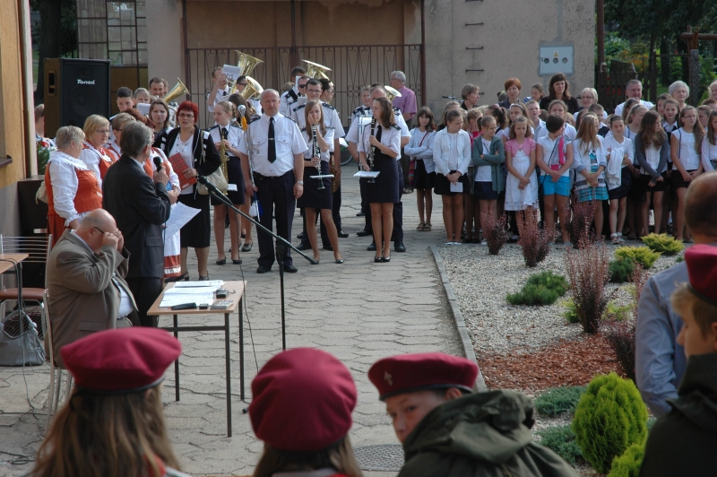 Uczestnicy uroczystości przed Zespołem Szkół w Czajkowie