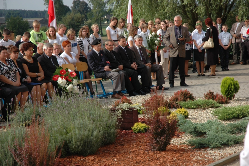 Uczestnicy uroczystości przed Zespołem Szkół w Czajkowie