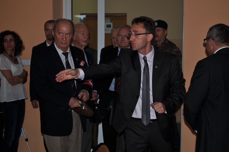 Uczestników konferencji wprowadza dr Dariusz Rogut. Obok ppłk Tadeusz Barański ze Świętokrzyskiego Zgrupowanie AK „Ponury Nurt