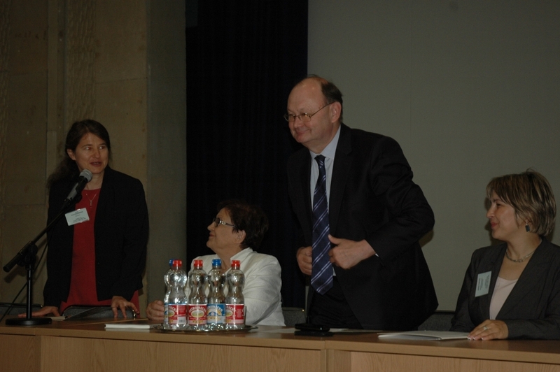 Od lewej: prof. UŁ dr hab. Kaja Kaźmierska, Maria Dmochowska – zastępca prezesa Instytutu Pamięci Narodowej, prof. dr hab. Włodzimierz Nykiel – rektor Uniwersytetu Łódzkiego, Joanna Podolska – dyrektor Centrum Dialogu im. Marka Edelmana w Łodzi