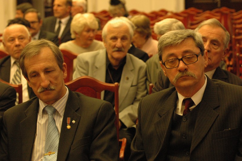 Od lewej: Gabriel Śliwka i Andrzej Wójcik  (Terenowe Koło Stowarzyszenia Osób Represjonowanych w Stanie Wojennym w Tomaszowie Mazowieckim), w drugim rzędzie pośrodku Jerzy Baliński