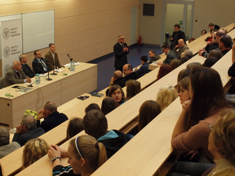 Marek Drużka, dyrektor Oddziału IPN w Łodzi wita uczestników dyskusji