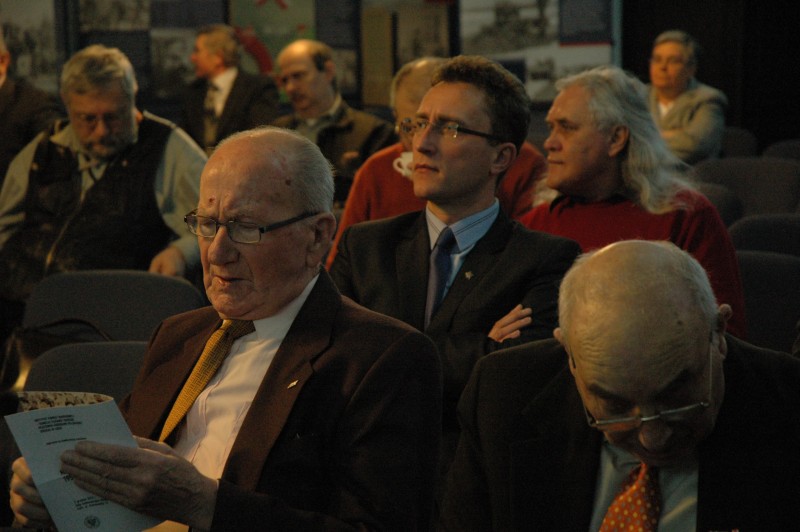 W pierwszym rzędzie z lewej kpt. Ryszard Kozłowski (Zw. b. Żołnierzy KWP), w drugim rzędzie dr Dariusz Rogut (UJK), w trzecim rzędzie z prawej Adam Nowak („Chełminiacy 1982