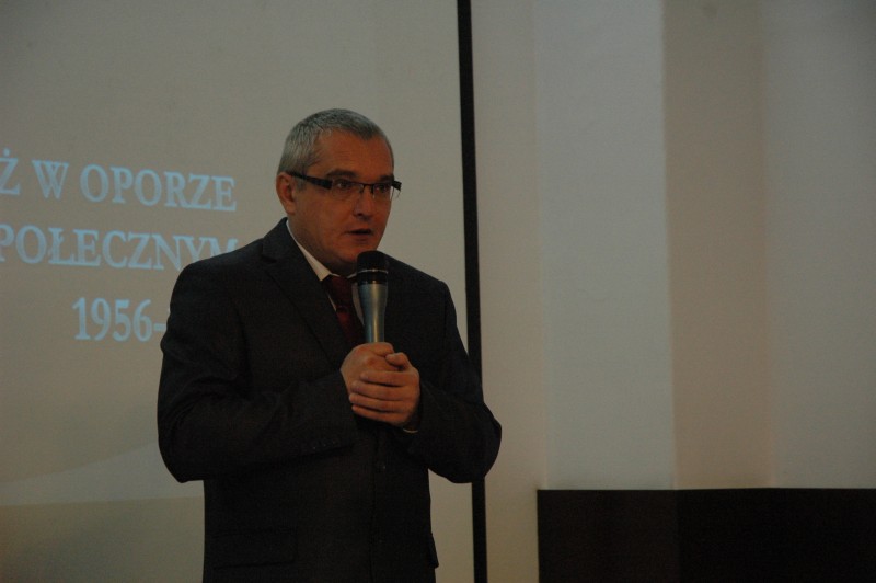 Zebranych wita Marek Drużka, dyrektor Oddziału IPN w Łodzi