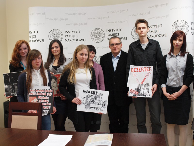 Od lewej: Justyna Sadok (Zgierz), Justyna Królak (Łódź), Monika Beczkowska (Zgierz), Maria Wojtysiak (Sieradz), Stanisława Ucińska-Piaszczyk (Sieradz), Marek Drużka (dyrektor OIPN w Łodzi), Kamil Stępień (Radomsko), Ewelina Hofman (Radomsko)