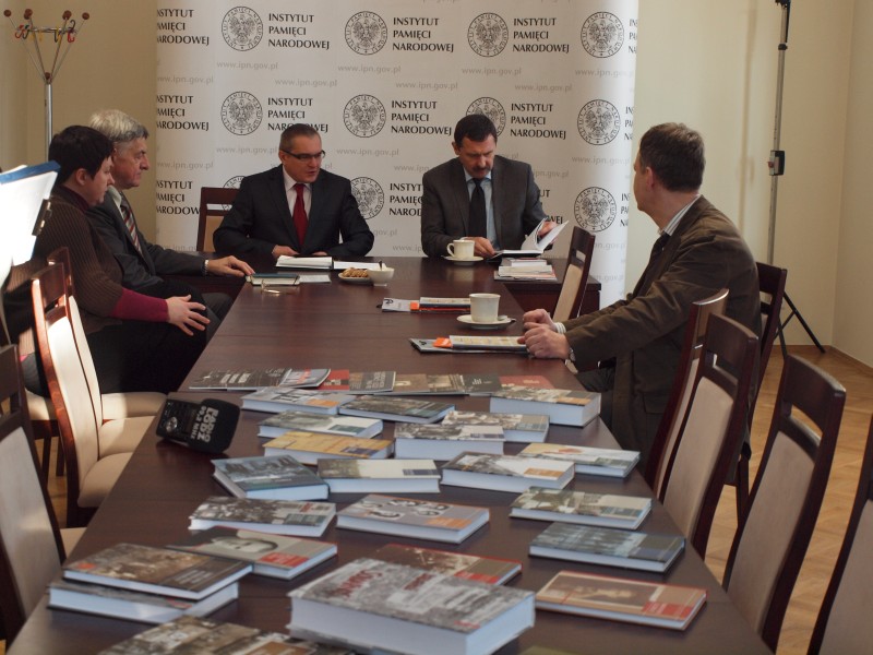 Spotkanie w sali konferencyjnej Oddziału IPN w Łodzi. Od lewej: dr Joanna Żelazko (OBEP IPN w Łodzi), Antoni Galiński (IPN Łódź), Marek Drużka (dyrektor Oddziału IPN w Łodzi), płk Marek Lipiński (dyrektor OISW w Łodzi), Piotr Siemiński (OISW w Łodzi)