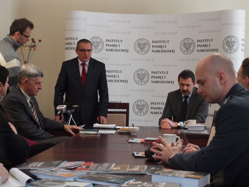 Głos zabiera Marek Drużka, dyrektor Oddziału IPN w Łodzi. Pierwszy z prawej kpt. Bartłomiej Turbiarz (OISW w Łodzi)