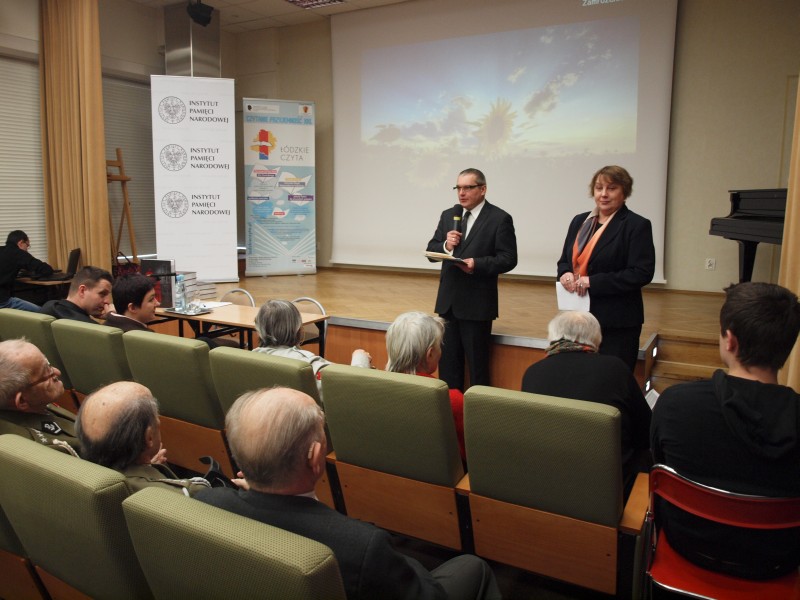 Zebranych powitali organizatorzy spotkania – Marek Drużka, dyrektor Oddziału IPN w Łodzi oraz Barbara Czajka, dyrektor WBP im. Marszałka J. Piłsudskiego w Łodzi
