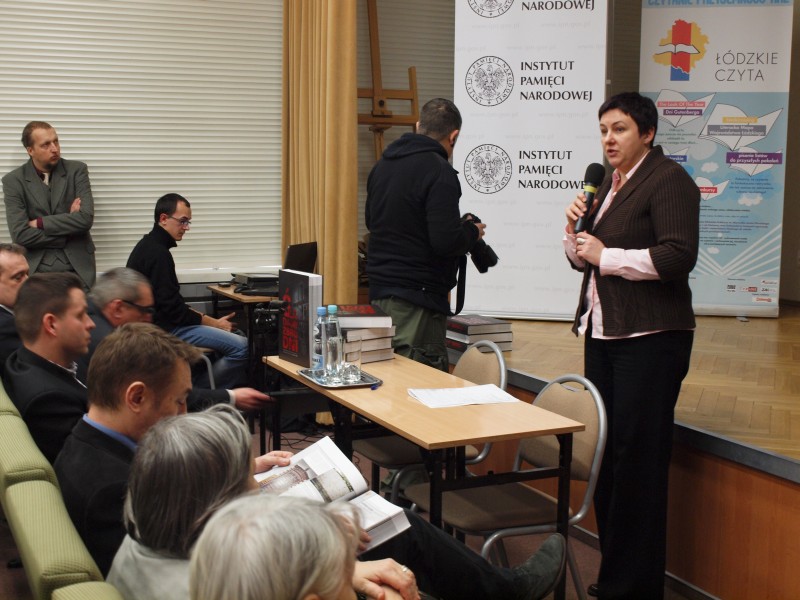 Spotkanie poprowadziła dr Joanna Żelazko, naczelnik OBEP IPN w Łodzi. Z lewej (stoi) dr Tomasz Toborek, drugi od lewej siedzi Artur Ossowski (OBEP IPN w Łodzi) – autorzy „łódzkich