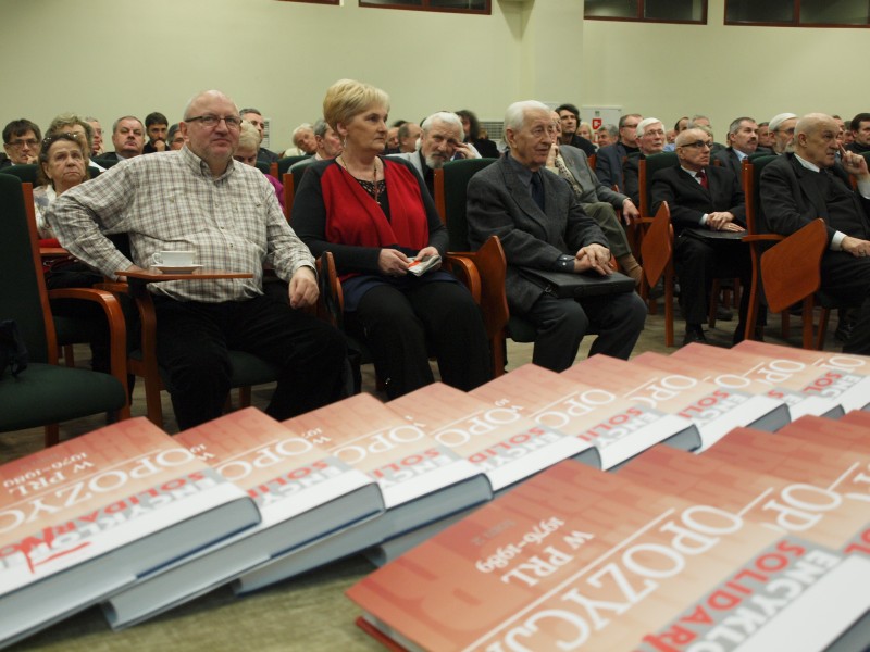 W pierwszym rzędzie od lewej: Ryszard Krauze, Lucyna Woźniak, Marian Papis, Henryk Marczak (widoczny w drugim rzędzie z prawej), dr Jerzy Kropiwnicki (w pierwszym rzędzie z prawej). Za Henrykiem Marczakiem widoczny Henryk Jaranowski