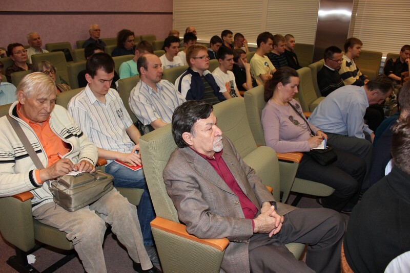 Uczestnicy spotkania w WBP im. Marszałka Piłsudskiego w Łodzi. Trzeci od lewej Jacek Klimczak, przewodniczący Klubu Historycznego im. gen. „Grota